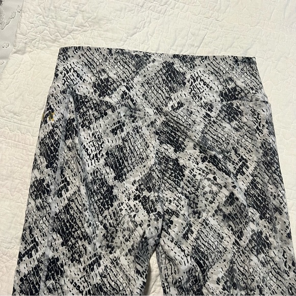 (3/$25) Victoria’s Secret Pink Snake Print Leggings - Picture 4 of 4